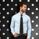 Corbata Patrón clásico de puntos de polka blanca sobre el<br><div class="desc">¡Pos de polka! Uno de los patrones clásicos de las prendas de vestir que se ve muy bien en las corbatas.  Esta corbata de puntitos polka presenta pequeños puntos blancos en negro.</div>