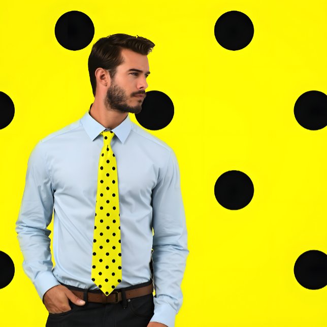 Corbata Patrón clásico de puntos de polka negra en el dedo (Man wears a Classic Black Polka Dot Pattern on Yellow Tie. Background matches tie pattern.)