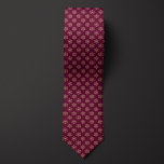 Corbata Patrón de Átomo de Borgoña y Oro<br><div class="desc">Un patrón de icono atómico distintivo se ajusta a un diseño elegante y conservador,  ideal para profesores de ciencia,  científicos nucleares o nerds que aman el gran diseño. Asegúrese de comprobar nuestros calcetines coincidentes con el mismo diseño para crear un regalo combinado único.</div>