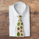 Corbata Patrón de avellanas<br><div class="desc">La corbata de un hombre con un patrón de avellanas y sus hojas verdes sobre un fondo marrón claro. Un regalo encantador para un amante de las nueces, un vegano, etc.</div>