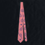 Corbata Patrón de bolas de tenis azul de la marina de Guay<br><div class="desc">Patrón de raquetas de tenis de la marina y de rayas rosas y verdes para él | Pista de tenis de verano. Regalo para un tenista, partido de tenis de racquet de la marina sobre un fondo verde. Regalo personalizado para un jugador de tenis. Decoración de moda para los jugadores...</div>
