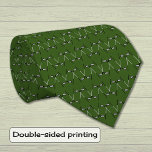 Corbata Patrón de clubes de golf verde<br><div class="desc">Campos de golf cruzados sobre un fondo verde forestal. Este diseño es sencillo y elegante para un golfista entusiasta. Igualmente adecuado para cumpleaños o Navidades o Día del Padre. O como regalo de agradecimiento para un entrenador deportivo.</div>