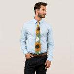 Corbata Patrón de color de agua de girasoles amarillos y c<br><div class="desc">Este elegante, artístico y bonito patrón floral es perfecto para la temporada de verano o primavera. Tiene flores de color amarillo dorado pintadas a mano, verde helecho, marrón y negro acuarela encima de un simple fondo blanco. Es rústico, moderno, dulce, único, moderno y original. Estilizar con la impresión pintada a...</div>