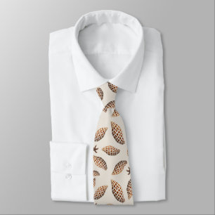 Corbata Patrón de conchas marinas de Junonia localizadas