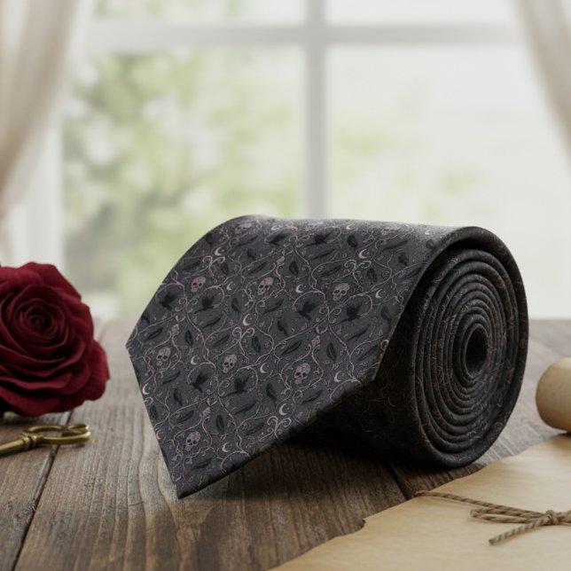 Corbata Patrón de cráneo de cuervo gótico (This dark raven skull necktie is perfect for the groom at a gothic wedding.)