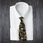 Corbata Patrón de cráneo de girasol gótico<br><div class="desc">Este diseño puede ser personalizado en el área proporcionada cambiando la foto y/o el texto. O puede personalizarse eligiendo la opción de hacer clic en el personalizar y borrar o cambiar el color del fondo, agregar texto, cambiar el color o estilo del texto o eliminar el texto para un diseño...</div>