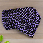 Corbata Patrón de estrella morado y hueco sobre fondo negr<br><div class="desc">Este diseño presenta un patrón de estrella morada hueca sobre un fondo negro. La espalda es negra sólida.</div>