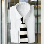 Corbata Patrón de franjas de árbitro en blanco y negro<br><div class="desc">Un patrón clásico de rayas de rugby en negro y blanco roto al estilo árbitro hace una adición divertida a tu armario. El árbitro comenzó a usar camisetas de rayas blancas y negras en los años 20 para diferenciarlos de los jugadores en el campo. Estos colores suelen ser usados por...</div>