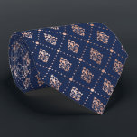Corbata Patrón de hojas de palma tropical Rosa Marina de o<br><div class="desc">Este elegante corbata presenta un patrón de pequeños y estilizados motivos botánicos divididos por líneas punteadas en Relieve metalizado de imitación dorada rosa sobre un fondo azul marino. Ideal para los padrinos en un boda con temática azul marino y oro rosa.</div>