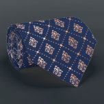 Corbata Patrón de hojas de palma tropical Rosa Marina de o<br><div class="desc">Este elegante corbata presenta un patrón de pequeños y estilizados motivos botánicos divididos por líneas punteadas en Relieve metalizado de imitación dorada rosa sobre un fondo azul marino. Ideal para los padrinos en un boda con temática azul marino y oro rosa.</div>