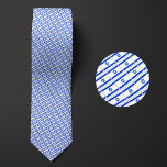 Corbata Patrón de la bandera de Israel<br><div class="desc">La corbata del patrón de bandera de Israel resalta los colores nacionales del país desde una distancia al emplear un ingenioso diseño anglonado. Tras una inspección más minuciosa,  el patrón repetible y sin fisuras de banderas pequeñas muestra el estandarte nacional del país de una manera estética y agradable.</div>