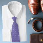 Corbata Patrón de la corona lujosa morada plateada moderno<br><div class="desc">Patrón De La Corona De La Plata Púrpura De Lujo,  Aseo De Cuello Moderno Y Elegante. Este diseño lujoso presenta un elegante patrón de corona plateada sobre un fondo morado. Diseñado por ©Evco Studio www.zazzle.com/store/evcostudio</div>