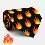 Corbata Patrón de llamas de fuego naranja sobre colorido n<br><div class="desc">Riddle: ¿Cómo puedes estar caliente y fresco al mismo tiempo? Respuesta: ¡Usando esta colorida y original corbata de cuello con el patrón de llama! Las llamativas llamas rojas, naranjas y amarillas sobre un fondo negro fresco te separarán de la multitud. Un diseño sorprendente y contemporáneo que hace un gran regalo...</div>