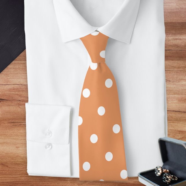 Corbata Patrón de lunares blancos de mantequilla de nueces (An elegant tie in a butterscotch, light burnt orange shade, with retro pattern of white polka dots)