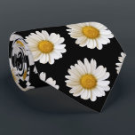 Corbata Patrón de margaritas blancas en el zapato de cuell<br><div class="desc">Un patrón de margaritas blancas sobre un fondo negro.</div>