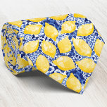 Corbata Patrón de mosaico blanco azul mediterráneo de los<br><div class="desc">Cítricos de color amarillo mediterráneo sobre un patrón índigo de azulejos azules y blancos. Fresco y veraniego para alegrar el día. Arte original de Nic Squirrell.</div>