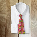 Corbata Patrón de Navidades de estilo de Word Collage de V<br><div class="desc">Añada un toque vintage a su aspecto Navidad este año con esta corbata de estilo retro. Presenta un collage de saludos y dichos navideños en una paleta de colores de estilo setenta, rosa, naranja, rojo, verde y verde cal. El reverso tiene una huella geométrica coordinada.</div>