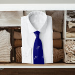 Corbata Patrón de nombre blanco azul marino guión moderno<br><div class="desc">Personaliza y agrega tu nombre. Su nombre es el patrón,  escrito con un guión de estilo a mano a la moda. Fondo azul marino,  texto blanco.</div>