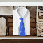 Corbata Patrón de nombre blanco azul real guión moderno<br><div class="desc">Personaliza y agrega tu nombre. Su nombre es el patrón,  escrito con un guión de estilo a mano a la moda. Fondo azul real,  texto blanco.</div>