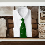 Corbata Patrón de nombre blanco verde guión moderno<br><div class="desc">Personaliza y agrega tu nombre. Su nombre es el patrón,  escrito con un guión de estilo a mano a la moda. Fondo verde oscuro,  texto blanco.</div>