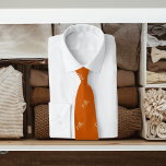 Corbata Patrón de nombre de naranja quemado guión moderno<br><div class="desc">Personaliza y agrega tu nombre. Su nombre es el patrón,  escrito con un guión de estilo a mano a la moda. Color de fondo naranja quemado,  texto blanco.</div>