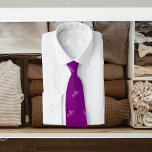 Corbata Patrón de nombre morado blanco guión moderno<br><div class="desc">Personaliza y agrega tu nombre. Su nombre es el patrón,  escrito con un guión de estilo a mano a la moda. Fondo púrpura,  texto blanco.</div>