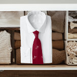 Corbata Patrón de nombres blancos de Borgoña guión moderno<br><div class="desc">Personaliza y agrega tu nombre. Su nombre es el patrón,  escrito con un guión de estilo a mano a la moda. Fondo de Borgoña,  texto blanco.</div>