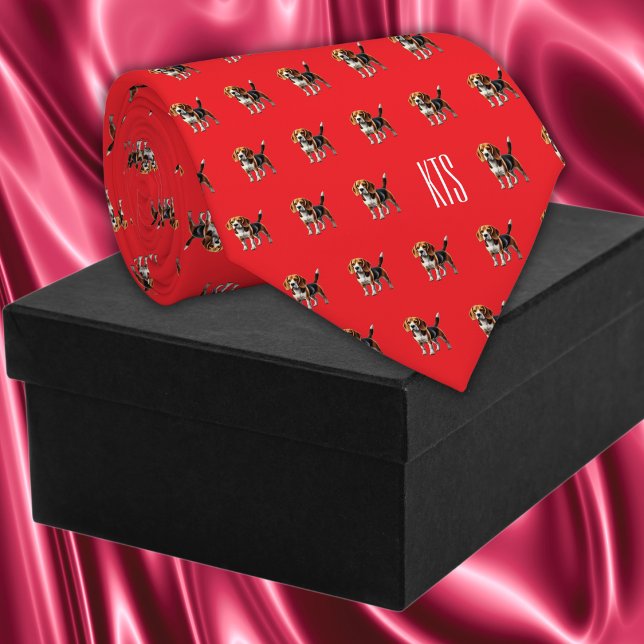 Corbata Patrón de perros Beagle Monogramado Veterinario (Beagle Dogs Pattern Monogrammed Veterinarian Neck Tie in red color.)