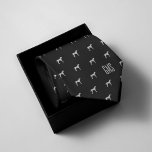 Corbata Patrón de perros dálmatas monogramado<br><div class="desc">Patrón de perros dálmatas divertidos sobre un fondo negro elegante y clásico. Personalice con un monograma para hacer el regalo perfecto. ¿Buscando un color diferente? Sin más. Simplemente haga clic en el botón "Personalizar" y seleccione el color de fondo de su elección.</div>