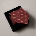 Corbata Patrón de perros de color duro monogramado<br><div class="desc">Rough Collie patrón de perros en un fondo rojo clásico. Personaliza con un monograma para convertirlo en el regalo perfecto. ¿Buscando un color diferente? Sin más. Simplemente haga clic en el botón "Personalizar" y seleccione el color de fondo de su elección.</div>