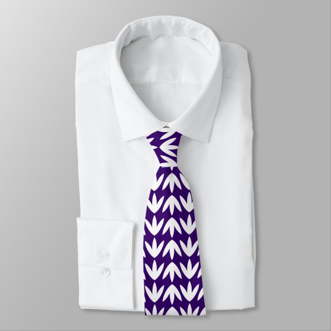 Corbata Patrón de pies de pájaro - blanco sobre morado pro (Atado)