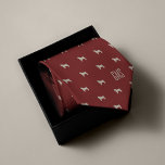 Corbata Patrón de puntas monogramado<br><div class="desc">La corbata roja brillante es comúnmente referida como la "corbata de poder" pero esta es una corbata de "poder de pug". Personalice este divertido diseño de pugs con un monograma para convertirlo en el regalo perfecto para los propietarios de pug. ¿Buscando un color diferente? Sin más. Simplemente haga clic en...</div>