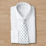 Corbata Patrón de punto de la minipolca azul de la marina<br><div class="desc">Los mini polka azul marino de diseño forman un patrón geométrico clásico sobre un fondo blanco en ambos lados. Para ver el diseño en otros elementos,  haga clic en el enlace "Artes Rocklawn". Imagen creada digitalmente. Copyright ©Claire E. Skinner. Todos Los Derechos Reservados.</div>