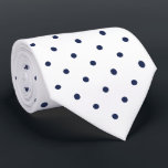 Corbata Patrón de punto de minipolka de la marina sobre el<br><div class="desc">Los mini polka azul marino de diseño forman un patrón geométrico clásico sobre un fondo blanco. Para ver el diseño en otros elementos,  haga clic en el enlace "Artes Rocklawn". Imagen creada digitalmente. Copyright ©Claire E. Skinner. Todos Los Derechos Reservados.</div>