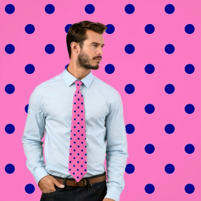 Corbata Patrón de puntos polacos de la marina clásica en r (Man wears a necktie with a classic pattern of navy blue polka dots on a hot pink background.)