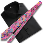 Corbata Patrón de Retro Rosa Hawái<br><div class="desc">La corbata de cuello de los hombres de estampado hawaiano presenta una elegante base de color rosa adornada con un cautivador ilustracion de hojas tropicales de color y negro. La base rosa añade un toque de vitalidad y alegría a la corbata, creando un contraste visualmente sorprendente frente al diseño de...</div>