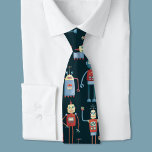 Corbata Patrón de robot retro corto oscuro<br><div class="desc">Los robots de estilo retro de los años 50 son agradables y útiles. El abuelo probablemente hizo esto en su cobertizo. Inteligencia Artificial,  pero no de manera aterradora.</div>