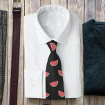 Corbata Patrón de sandía negra y rosa<br><div class="desc">Sólo porque tengas que llevar una corbata a la oficina no significa que tengas que perderse la diversión de la sandía. Ideal para el Día Nacional de la sandía o para los amantes de la sandía. Puede cambiar el color de fondo con facilidad</div>
