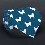 Corbata Patrón de siluetas shiítas tzu azul y blanco<br><div class="desc">Estas siluetas originales de Shih Tzu patrón de corbata azul del cuello hace un gran regalo para los papás del perro! Disponible en una variedad de colores, esta fría corbata hace una declaración para cualquiera que ame un Shih Tzu. Un regalo increíble para el tipo que lleva corbata por negocios,...</div>
