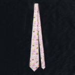 Corbata Patrón de tarta dulce y colorido<br><div class="desc">Un patrón de pasteles de taza dulces y coloridos en diferentes estilos. El fondo es rosa claro y los pastelitos son amarillos,  rosas,  naranjas,  azules,  marrones y verdes. Algunos tienen puntos de polka,  flores,  rayas o rociadores. Tienen una cereza o un corazón encima de la escarcha.</div>