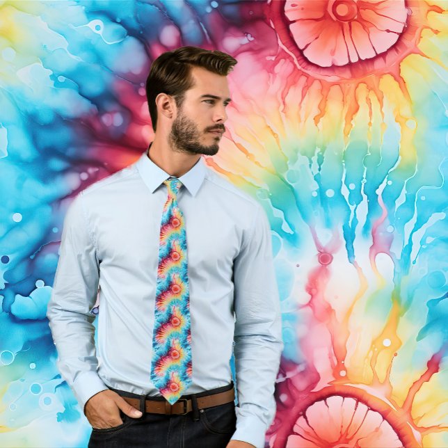 Corbata Patrón de tinte de arcoiris de Hippy Retro de 1960 (Man wears a colorful rainbow tie-dye pattern necktie.)