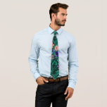 Corbata Patrón de vegetación de color de agua de coral ver<br><div class="desc">Este diseño moderno y artístico es perfecto para los meses de verano. Está pintado a mano de un bosque verde, coral rosa, violeta, azul clásico, negro y blanco de las flores de color acuático y de hojas sobre un fondo verde de jungla. Es artístico, genial, único y de moda. Estilizar...</div>
