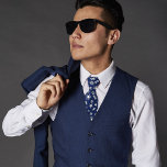 Corbata Patrón de verano azul de la marina<br><div class="desc">Corbata azul de la marina con diminuta huella de patrón de verano. Una corbata divertida para llevar todo el verano con un patrón blanco que incluye sol,  palmeras,  chanclas,  gafas de sol y conchas. Perfecto para vestimenta de oficina o celebraciones y eventos de verano.</div>