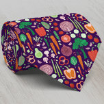 Corbata Patrón de verduras moderno divertido<br><div class="desc">Con un divertido patrón moderno compuesto por muchas verduras deliciosas en un fondo oscuro. Arte original de Nic Squirrell. Perfecto para una comida,  cocinero,  cocinero,  vegetariano,  vegetariano,  nutricionista o verdulero.</div>