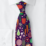 Corbata Patrón de verduras moderno divertido<br><div class="desc">Con un divertido patrón moderno compuesto por muchas verduras deliciosas en un fondo oscuro. Arte original de Nic Squirrell. Perfecto para una comida,  cocinero,  cocinero,  vegetariano,  vegetariano,  nutricionista o verdulero.</div>