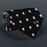 Corbata Patrón dental ortodoncista monogramático<br><div class="desc">A tus clientes les encantará esta pequeña corbata dental de patrón. Lo personalizará con su monograma. Está diseñado para dos iniciales,  tu nombre y apellido. En un fondo negro hace un aspecto atrevido e icónico para su oficina dental o ortodoncia.</div>