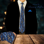 Corbata Patrón floral amarillo azul de la Marina moderna<br><div class="desc">Este bonito y elegante diseño sobre un fondo oscuro azul marino con un lindo patrón floral sin costuras con hojas azules y flores amarillas le haría un gran regalo para muchas ocasiones. El lindo patrón floral fue cuidadosamente diseñado/pintado a mano. Esta hermosa corbata haría un gran obsequio de Navidades. Gracias...</div>