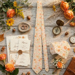 Corbata Patrón Floral de Crema y Melocotón<br><div class="desc">Abraza el romance suave con esta exquisita corbata de seda crema que presenta un delicado patrón general de rosas melocotón y coral con hojas de menta sutiles, un floral atemporal de estilo Liberty que irradia calidez y refinamiento. Perfecta para bodas de primavera y verano, ceremonias en el jardín, celebraciones de...</div>