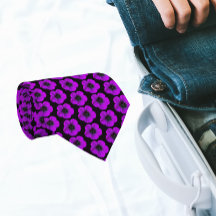 Patrón floral morado de geranio en negro