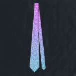 Corbata Patrón geométrico blanco sobre púrpura y azul<br><div class="desc">Patrón de tejas geométricas blancas en un fondo púrpura y azul oscuro.</div>